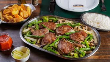 Mignon à Imperial, servido com batatas e arroz branco.