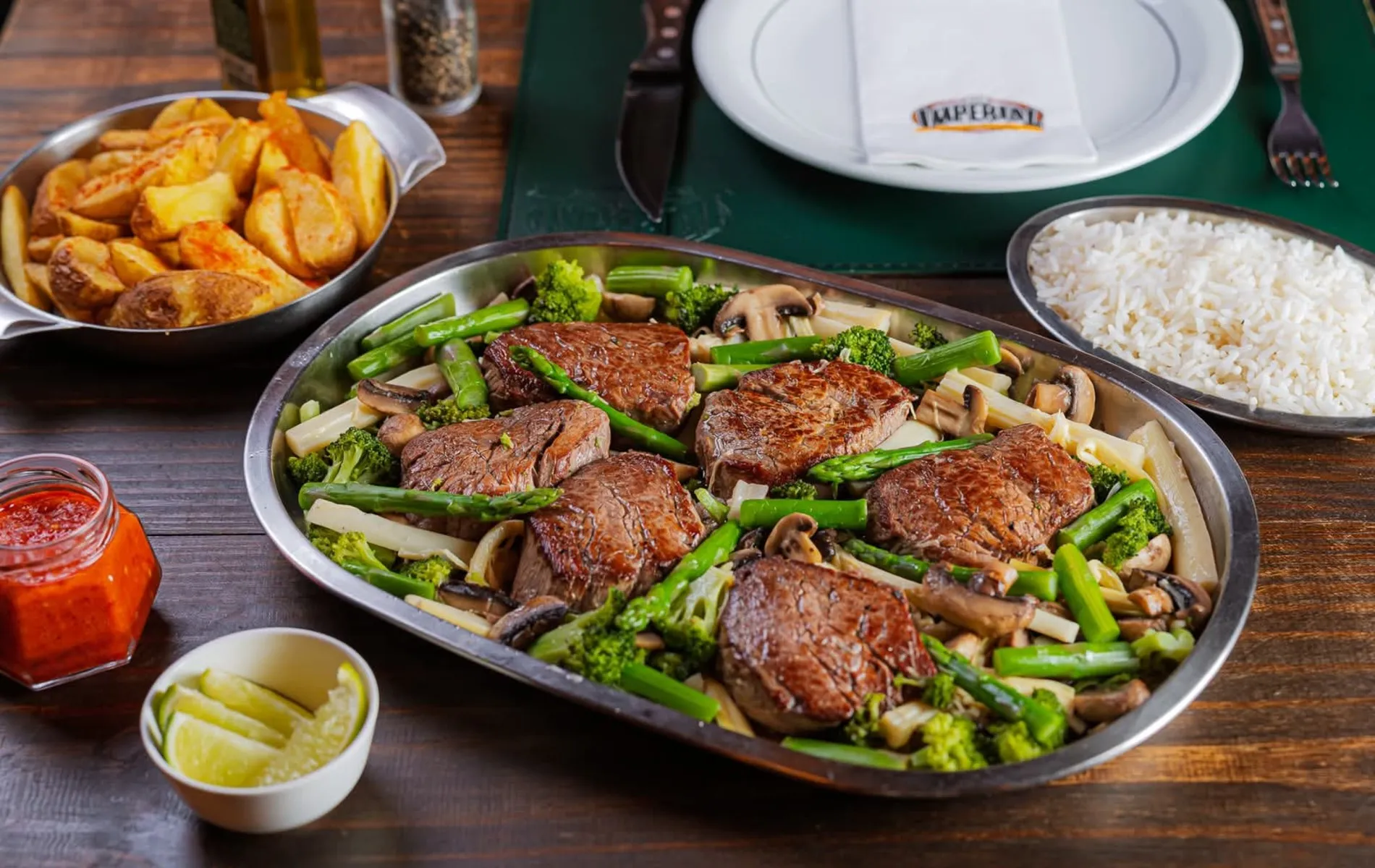 Mignon à Imperial, servido com batatas e arroz branco.