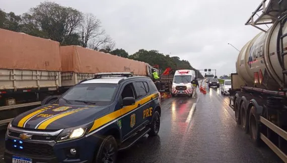 Acidente entre caminhões provoca morte próximo ao pedágio de São José dos Pinhais