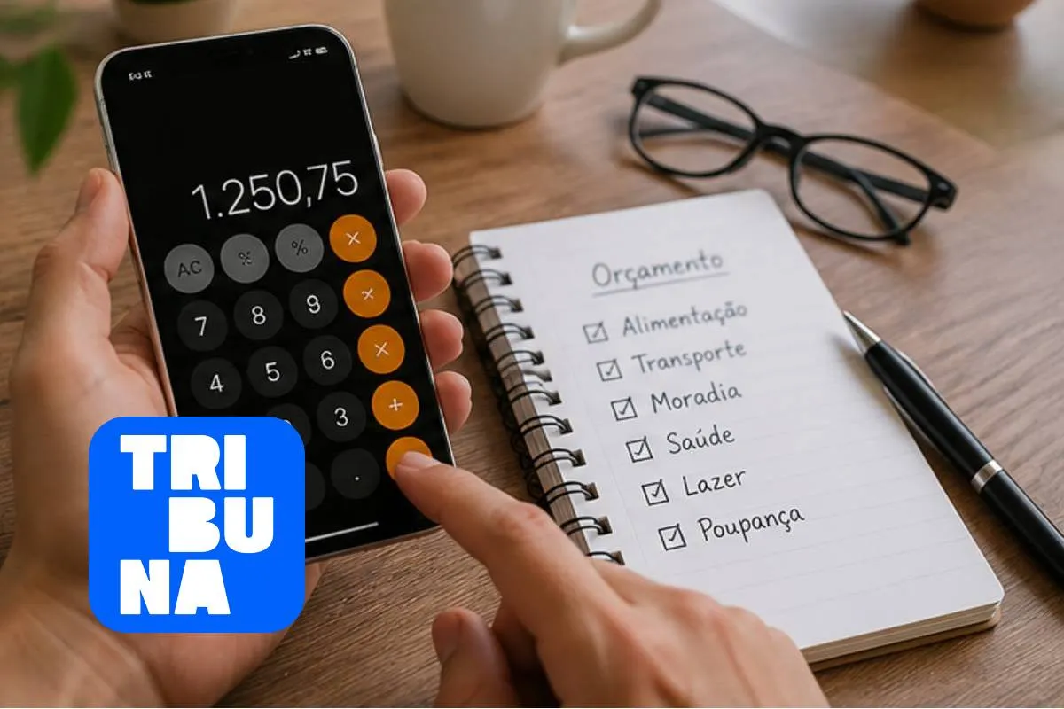 Imagem mostra uma pessoa usando a calculadora do celular com uma planilha de gastos ao lado.