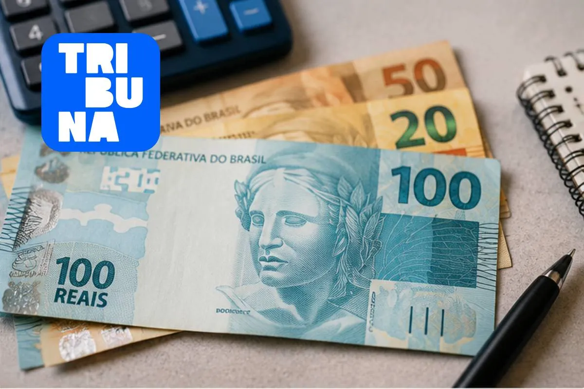 Imagem mostra notas de 100, 20 e 50 reais dispostas ao lado de uma calculara.