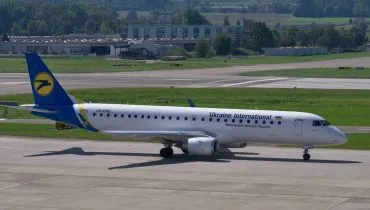 Imagem mostra um avião da Embraer modelo 195-E2 utilizado na companhia aérea da Ucrânia.