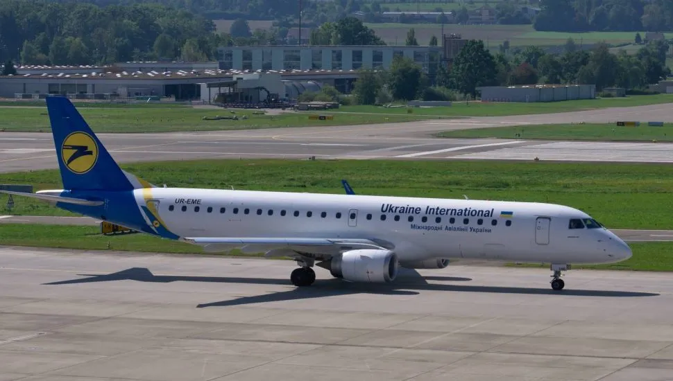 Imagem mostra um avião da Embraer modelo 195-E2 utilizado na companhia aérea da Ucrânia.
