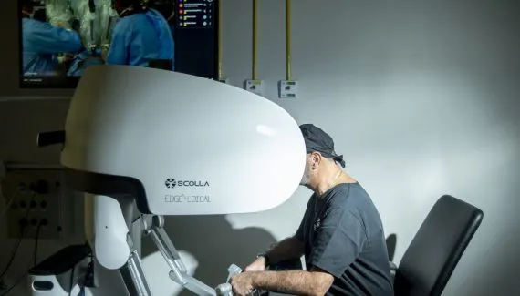 Médico curitibano entra para o Guinness Book após cirurgia robótica