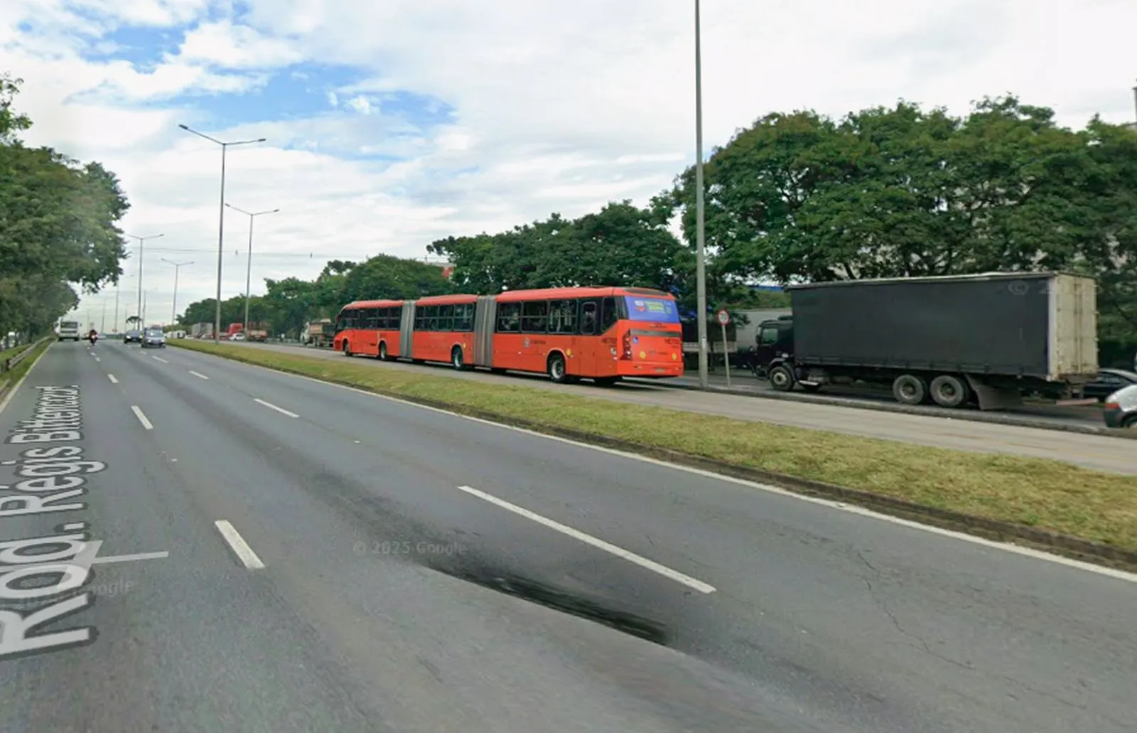 Imagem mostra trecho da canaleta da Linha Verde que será bloqueado para obras. O fundo a pista SUL, com ônibus biarticulado passando