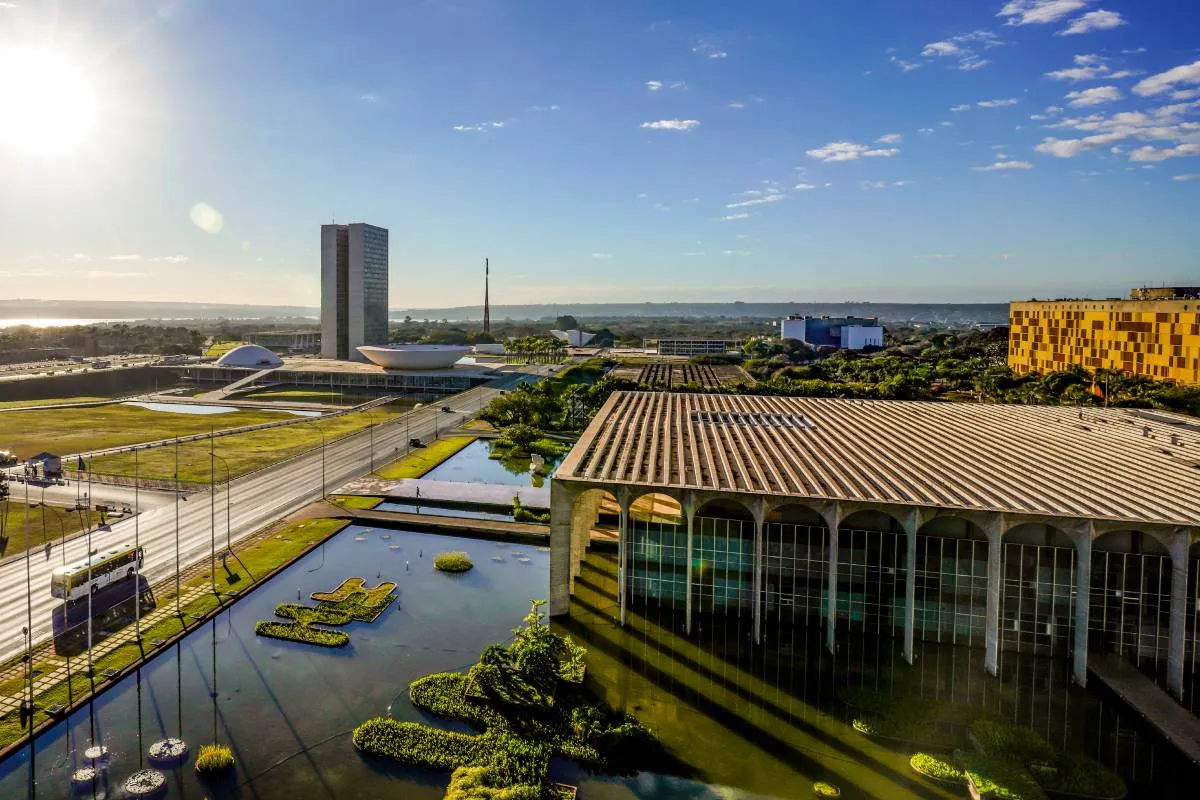 Imagem mostra a Esplanada dos Ministérios, em Brasília.