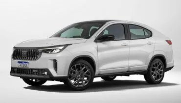 Carro SUV cupê Fiat Fastback na cor branca posicionado em estúdio de fundo infinito claro.