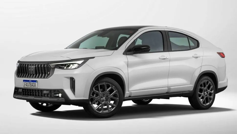 Carro SUV cupê Fiat Fastback na cor branca posicionado em estúdio de fundo infinito claro.