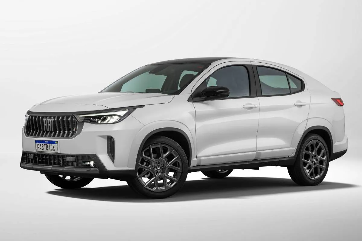 Carro SUV cupê Fiat Fastback na cor branca posicionado em estúdio de fundo infinito claro.