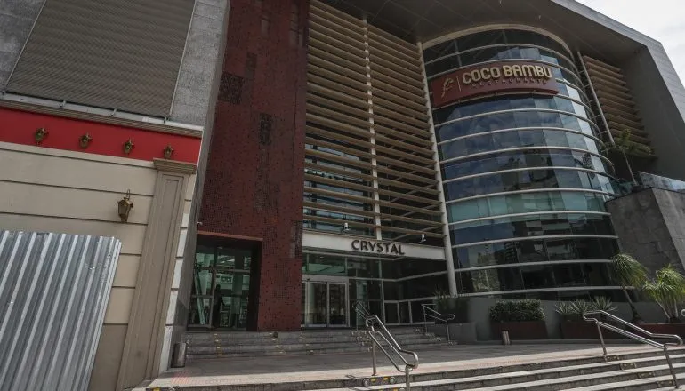 Homens armados assaltam joalheria em shopping no Batel