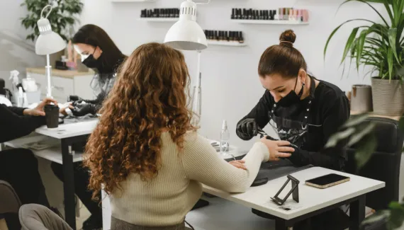 7 dicas de especialistas para quem quer se destacar como manicure