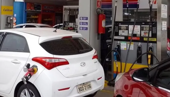 Gasolina mantém desconto de R$ 0,44 por litro por mais 30 dias