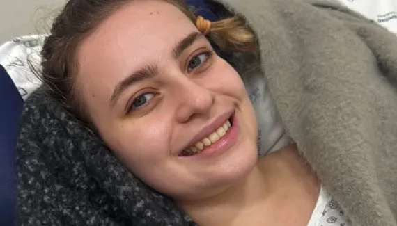 Jovem que ficou paraplégica após queda de galho mexe os pés depois da polilaminina
