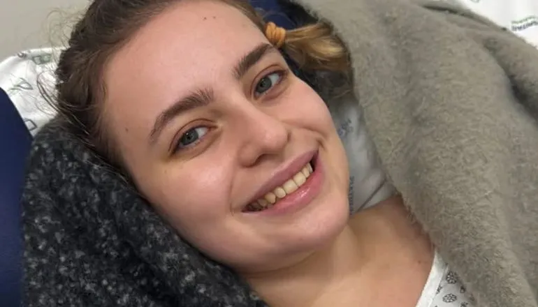 Jovem que ficou paraplégica após queda de galho mexe os pés depois da polilaminina