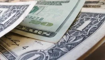 Imagem mostra notas de dólar em um leque.