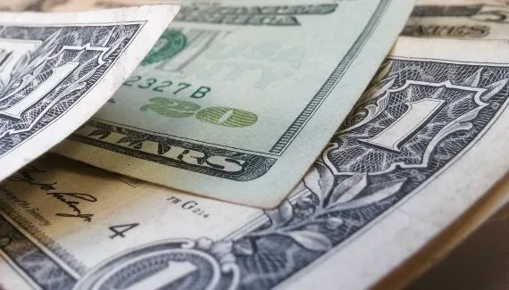 Dólar sobe e encosta em R$ 5,20 com tensão nos mercados