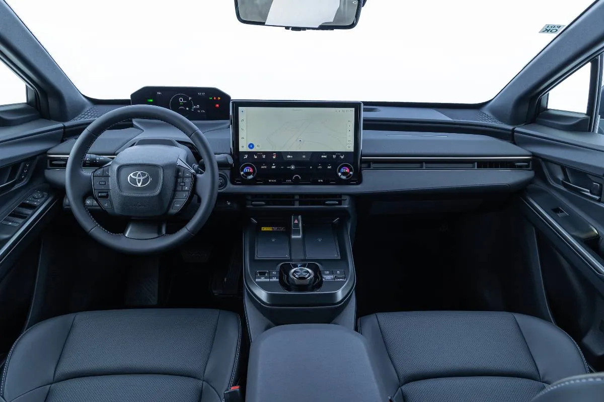 Imagem mostra o painel completo do novo Toyota bZ4x.