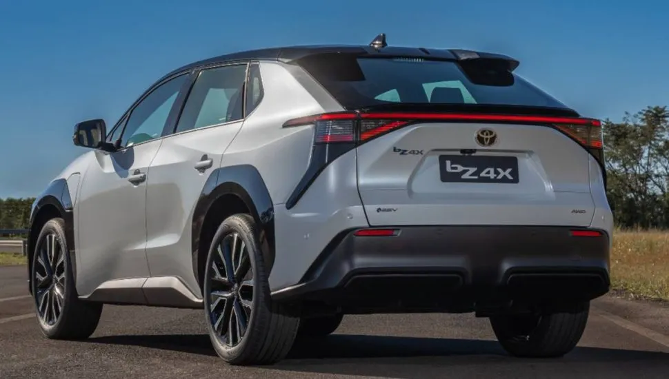 Imagem mostra a traseira do novo Toyota bZ4x.