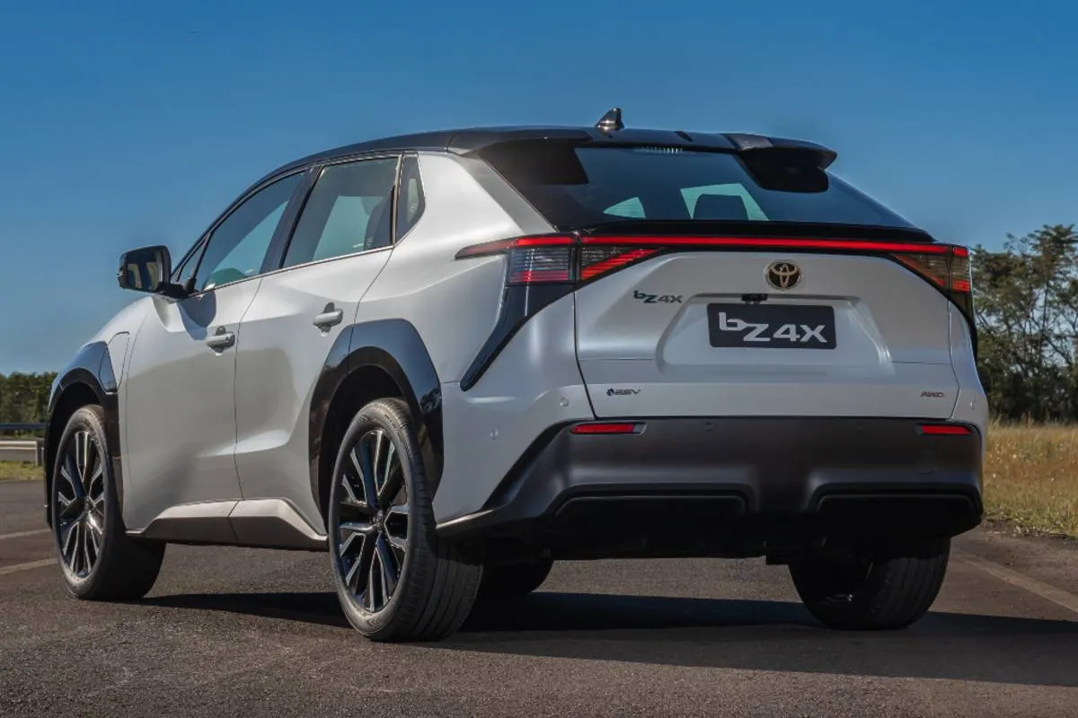 Imagem mostra a traseira do novo Toyota bZ4x.