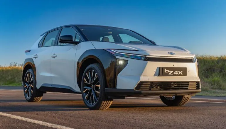 Imagem mostra a frente do novo Toyota bZ4x.
