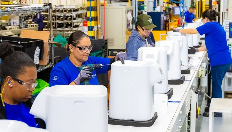 Nas fábricas, a inteligência artificial vem sendo incorporada a processos produtivos, logísticos e administrativos para aumentar eficiência e competitividade. 