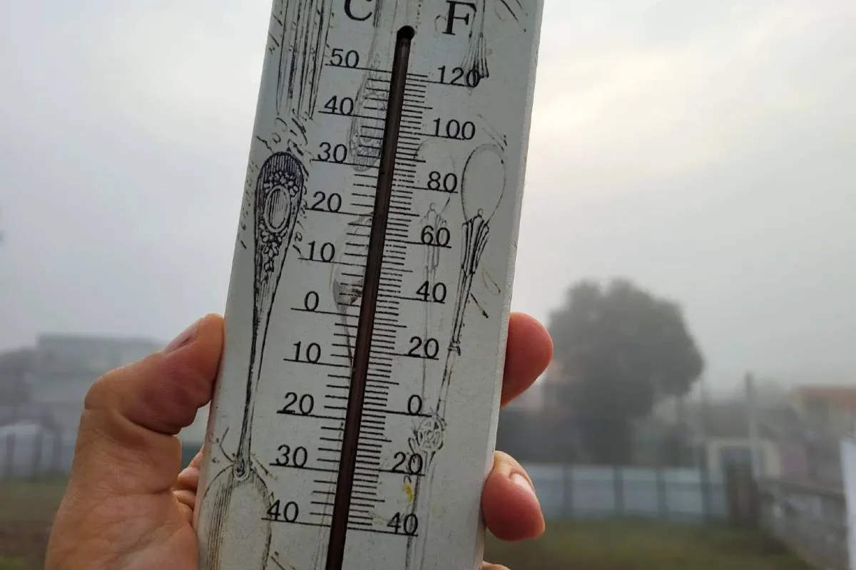 Imagem mostra um termômetro em um dia de muito frio em Curitiba.