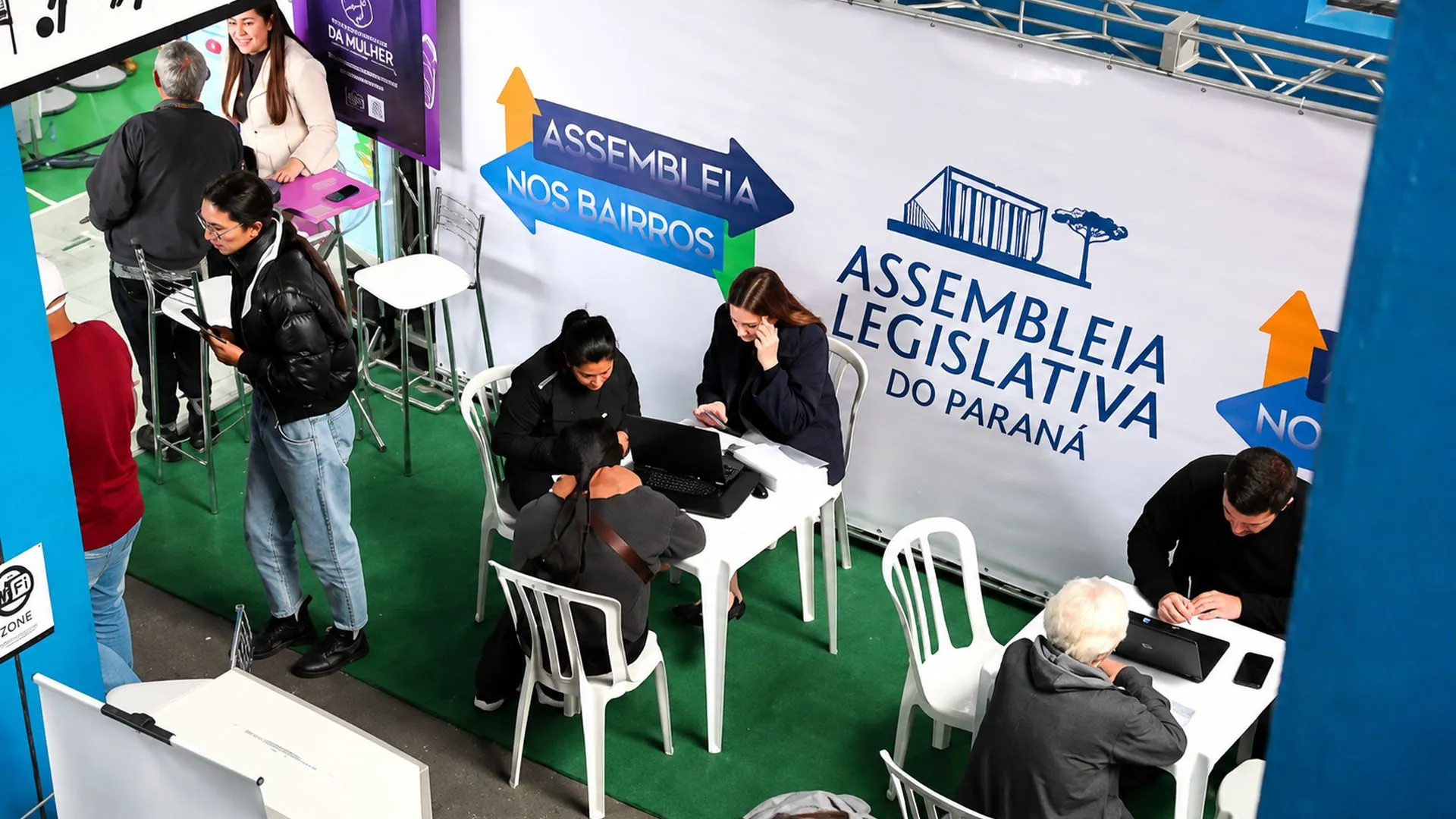 A Assembleia nos Bairros reúne atendimentos gratuitos e aproxima os serviços públicos da população, fortalecendo o diálogo entre o Parlamento e as comunidades de Curitiba.