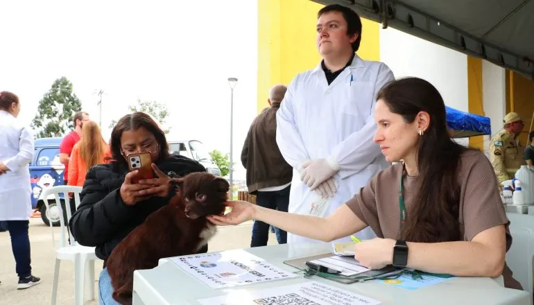Atendimentos gratuitos, como os serviços voltados aos pets, fazem parte das ações oferecidas pela Assembleia nos Bairros em Curitiba.
