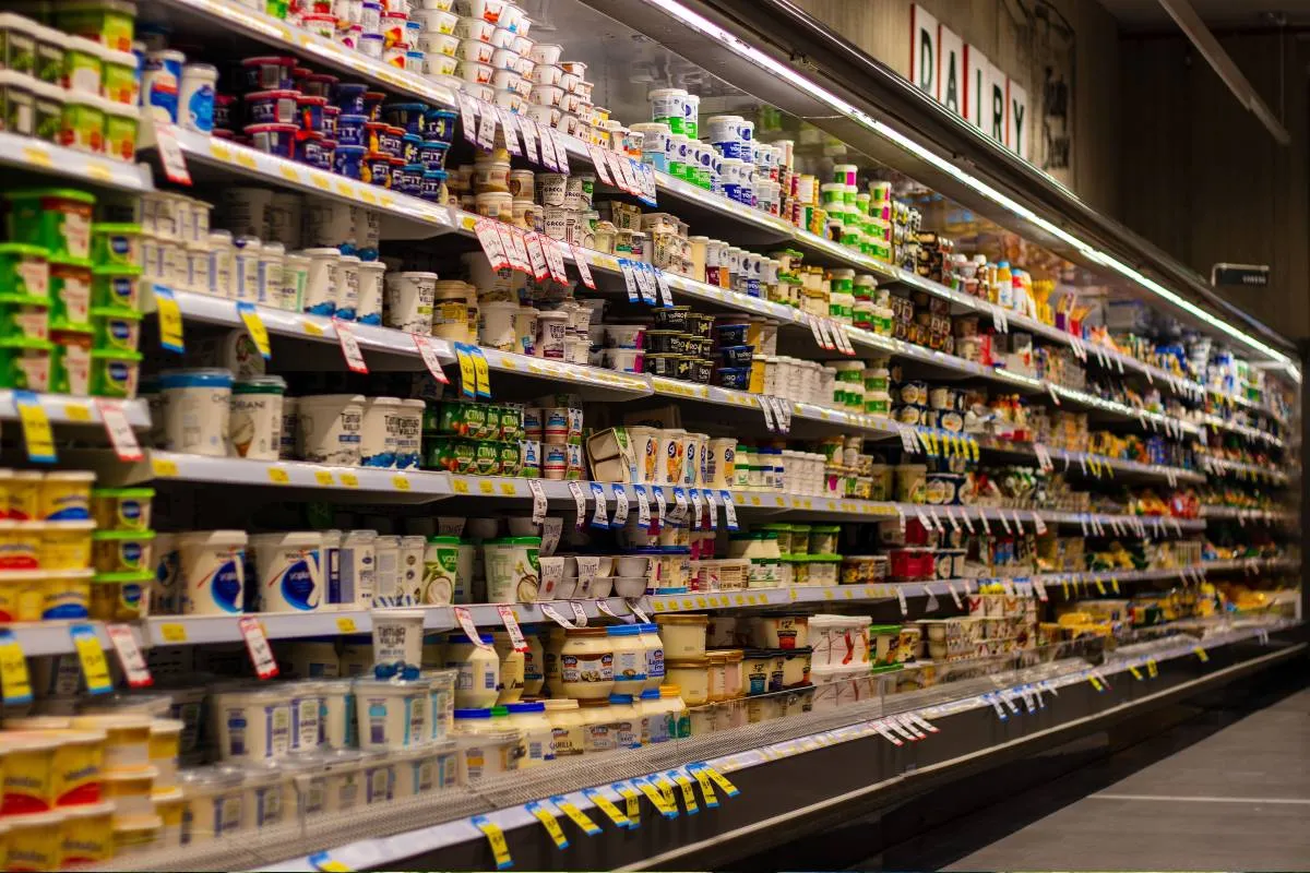 Imagem mostra produtos expostos em um supermercado.
