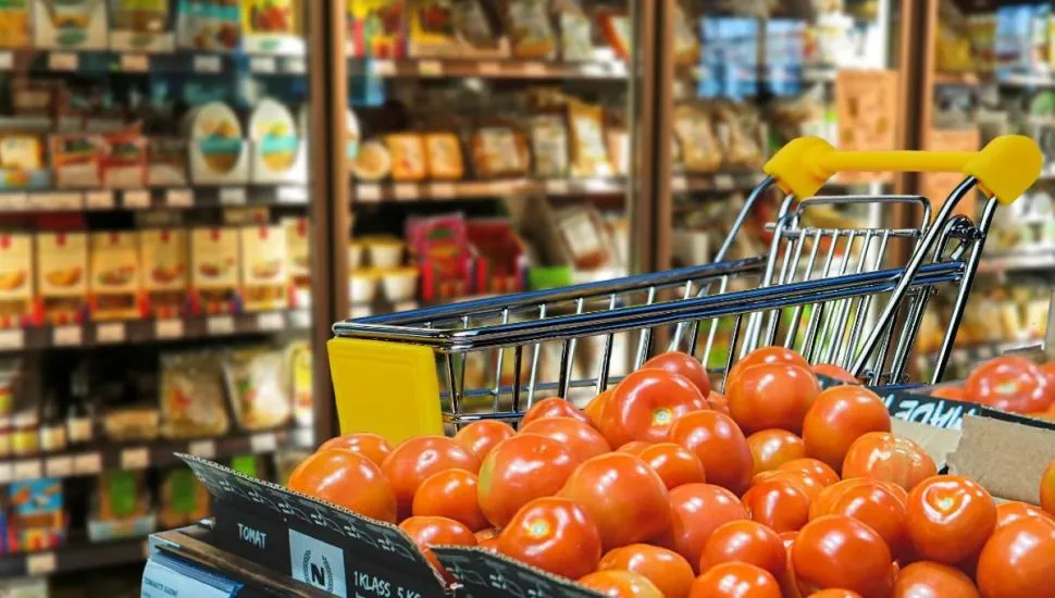 Imagem mostra produtos expostos em um supermercado.