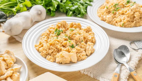 Aprenda a fazer arroz de frango cremoso e rico em proteína e sabor