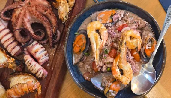 Bar inspirado em frase de Leminski abre no Batel com foco em frutos do mar