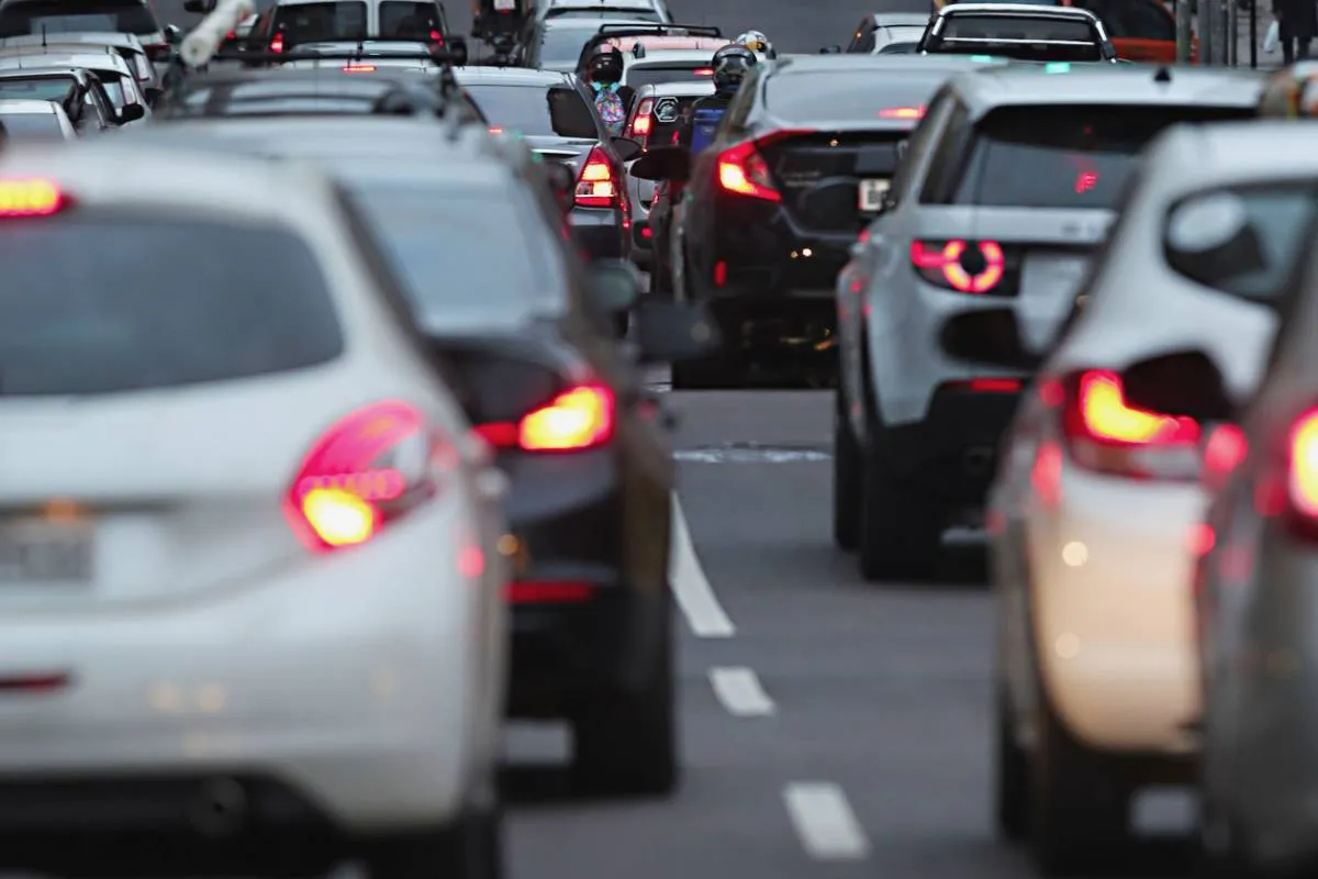 Imagem mostra carros em um engarrafamento em Curitiba.