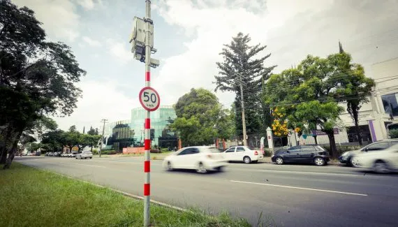 Radares aplicaram quase 70 mil multas a menos em Curitiba no início de 2026