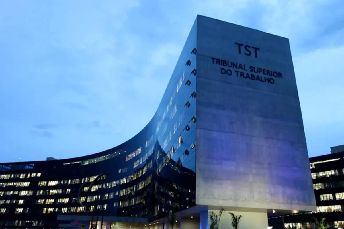 Imagem mostra a fachada do prédio do Tribunal Superior do Trabalho (TST), em Brasília.