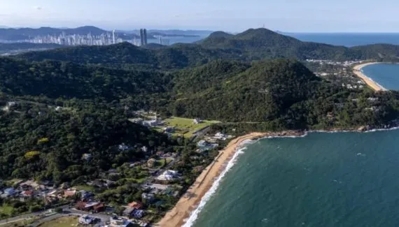 Praias preservadas em BC viram refúgio de luxo com imóveis de R$ 20 milhões