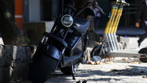 Motos elétricas invadem o litoral do Paraná e acendem alerta sobre menores pilotando