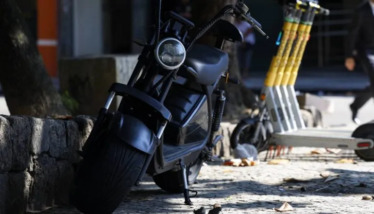 Motos elétricas invadem o litoral do Paraná e acendem alerta sobre menores pilotando