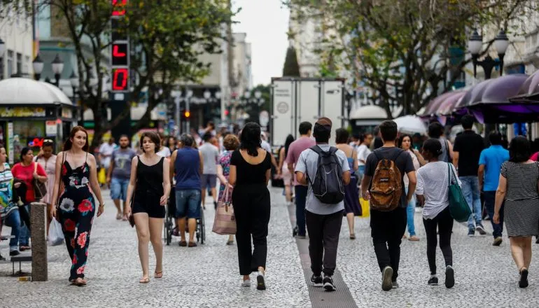 Cinco gerações dividem empresas em Curitiba e redefinem o mercado de trabalho