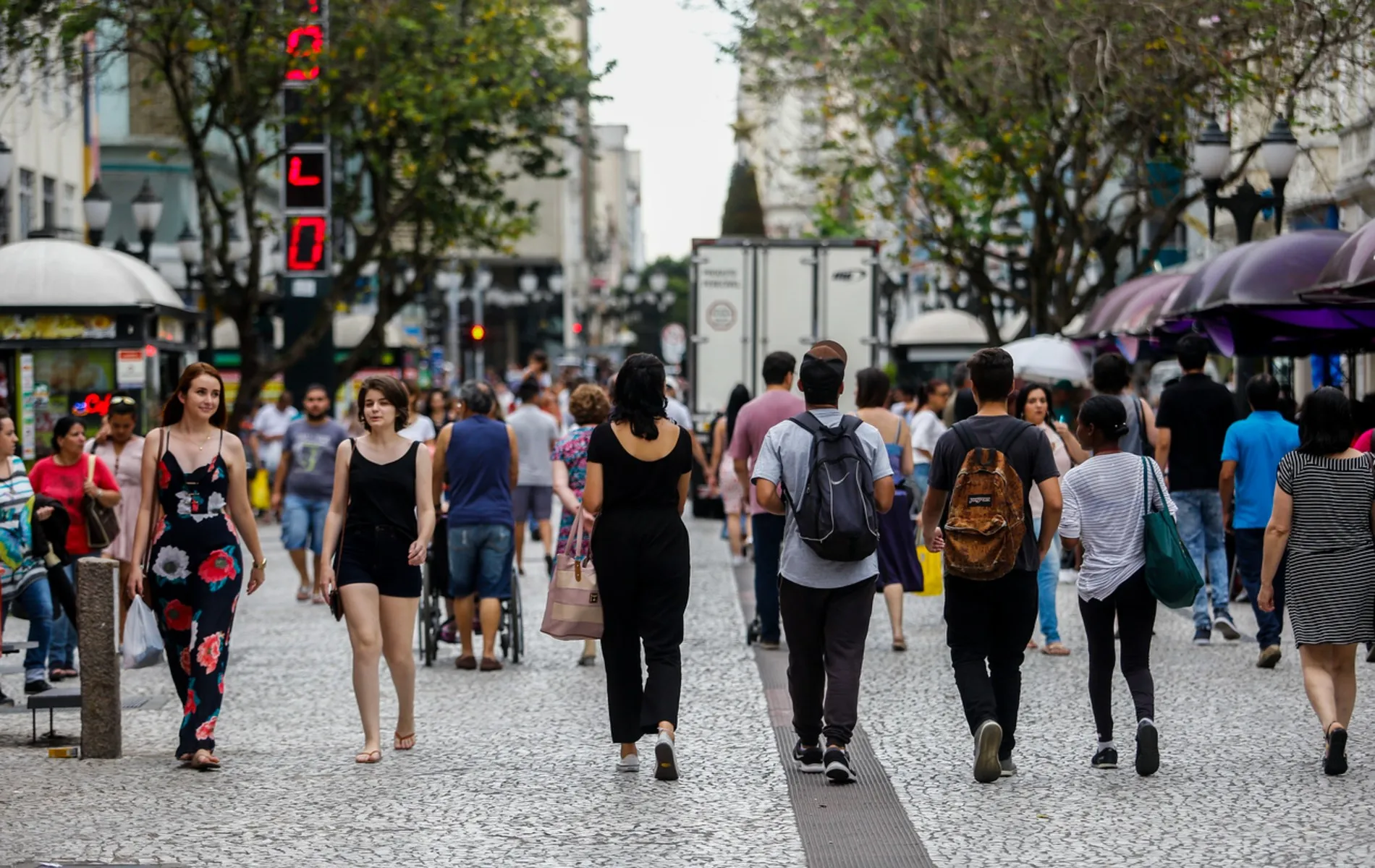Calçadão da Rua XV de Novembro, no Centro de Curitiba.