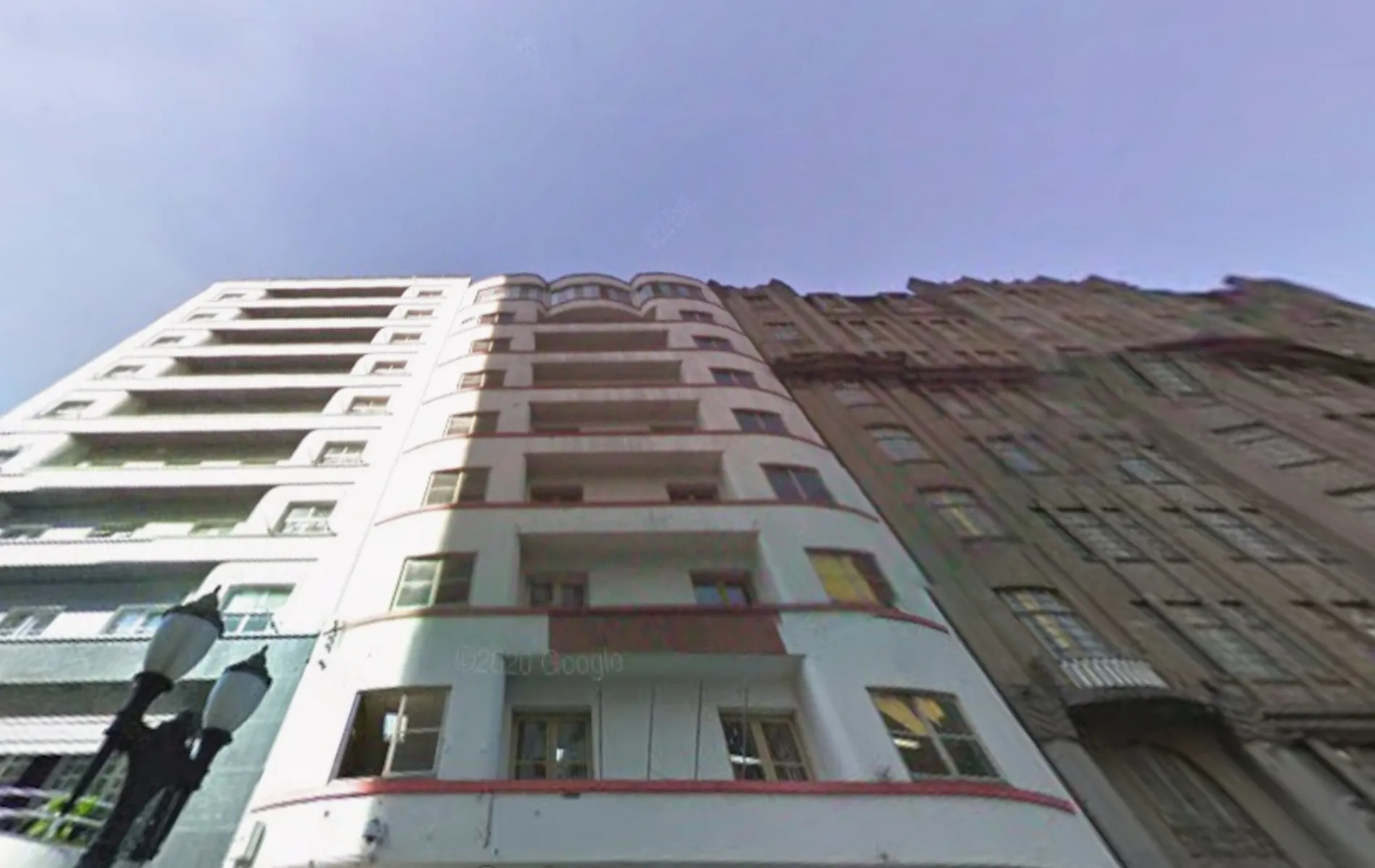 Prédio no Centro de Curitiba tem fachada interditada.
