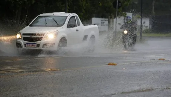 Chuva forte atinge o Paraná durante a madrugada e temporais devem continuar