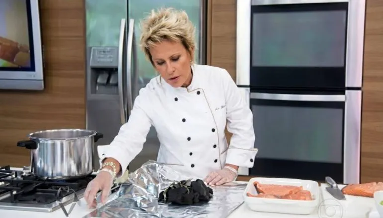 Imagem mostra Ana Maria Braga no programa Mais Você, da Globo.