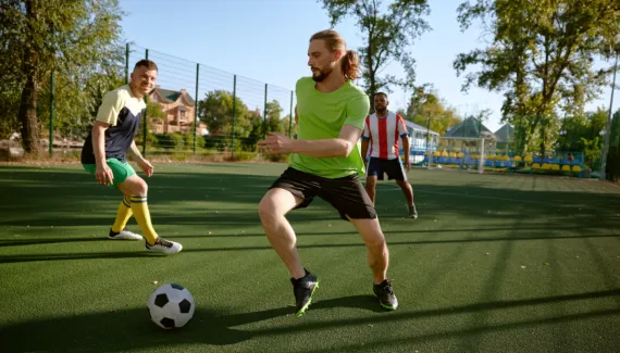 Copa do Mundo: deu vontade de jogar? Como sair do sofá para o campo com segurança