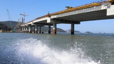 Ponte de Guaratuba durante construção.