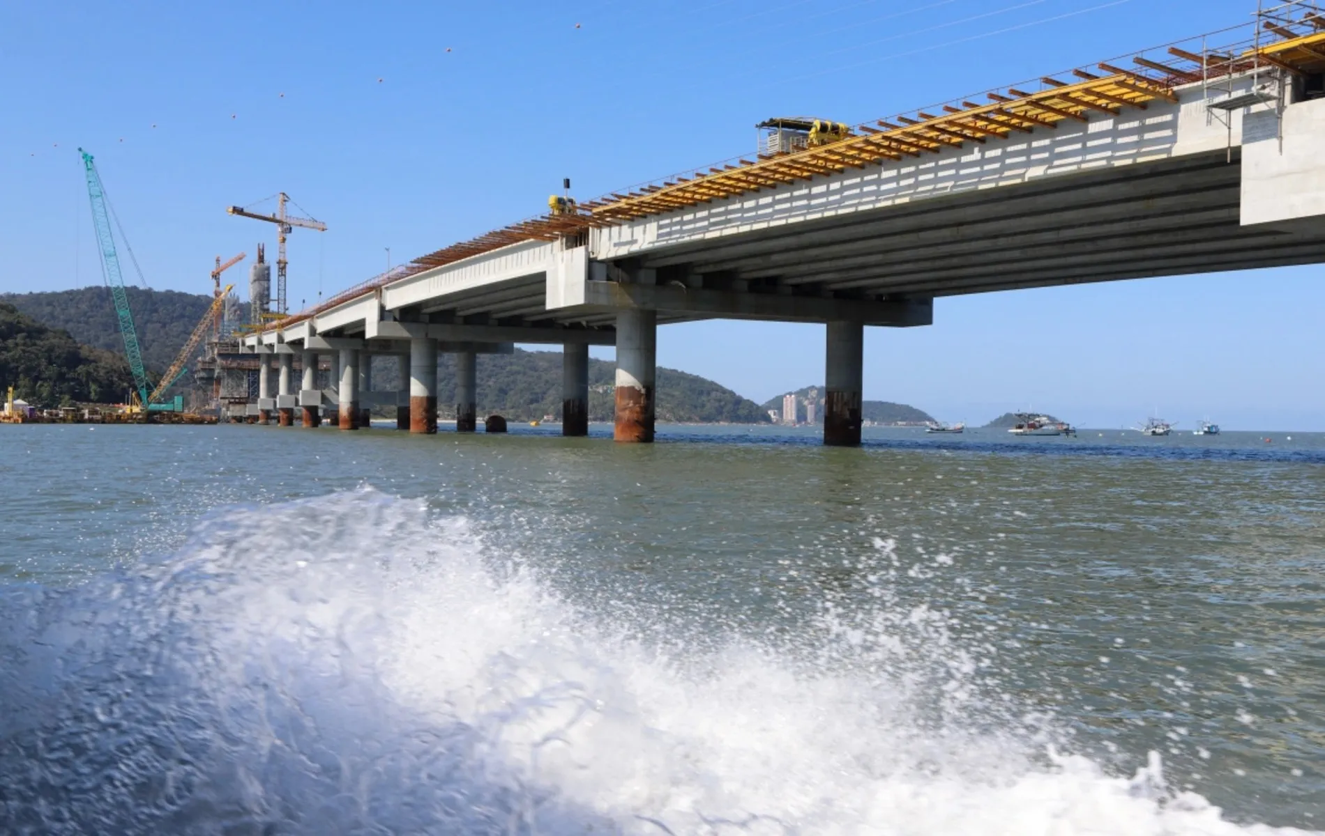 Ponte de Guaratuba durante construção.