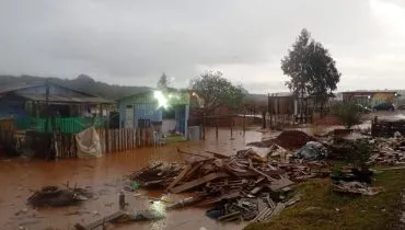 Temporal no Paraná causa estragos e sete cidades acionam Defesa Civil