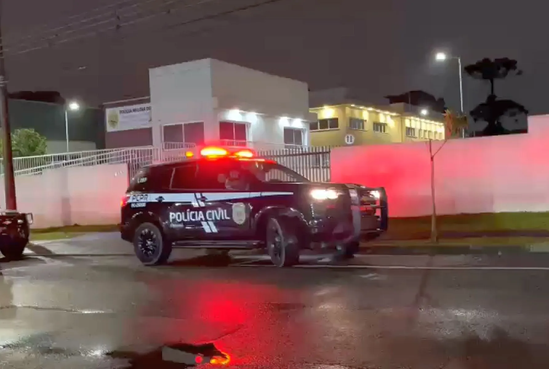 Viatura de polícia se prepara para sair de delegacia de furtos e roubos ainda no período da madrugada