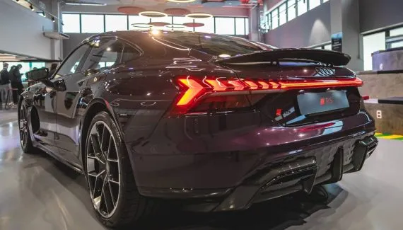 Novo superesportivo da Audi acelera como Fórmula 1 e carrega em 18 minutos