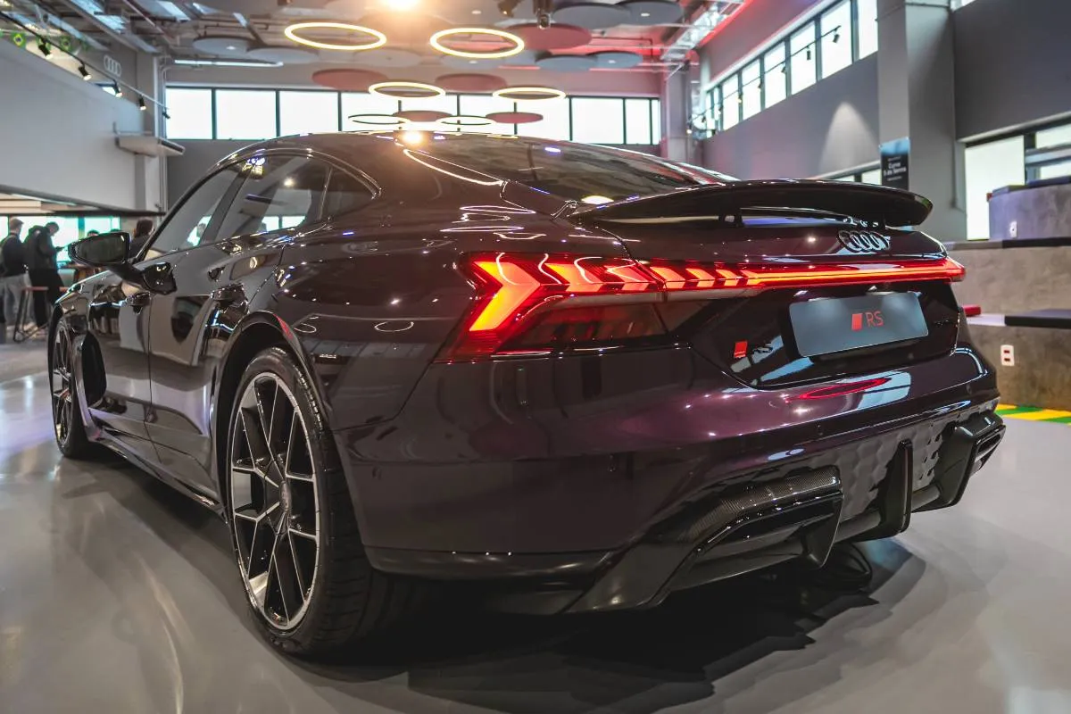 Imagem mostra o novo RS e-tron GT Performance.